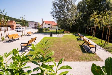 Namesto cestne baze lep, urejen park v Višnji Gori 1